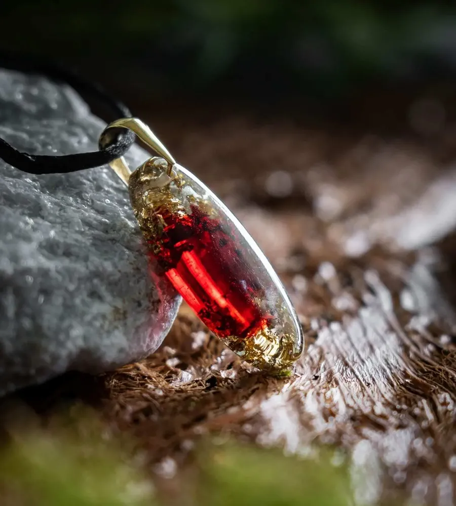 Jewelry - Resin & Gold-Tone Leaf Pendant – Drop, 39x16x6 mm – Red Stardust - GLASS4CANDLES