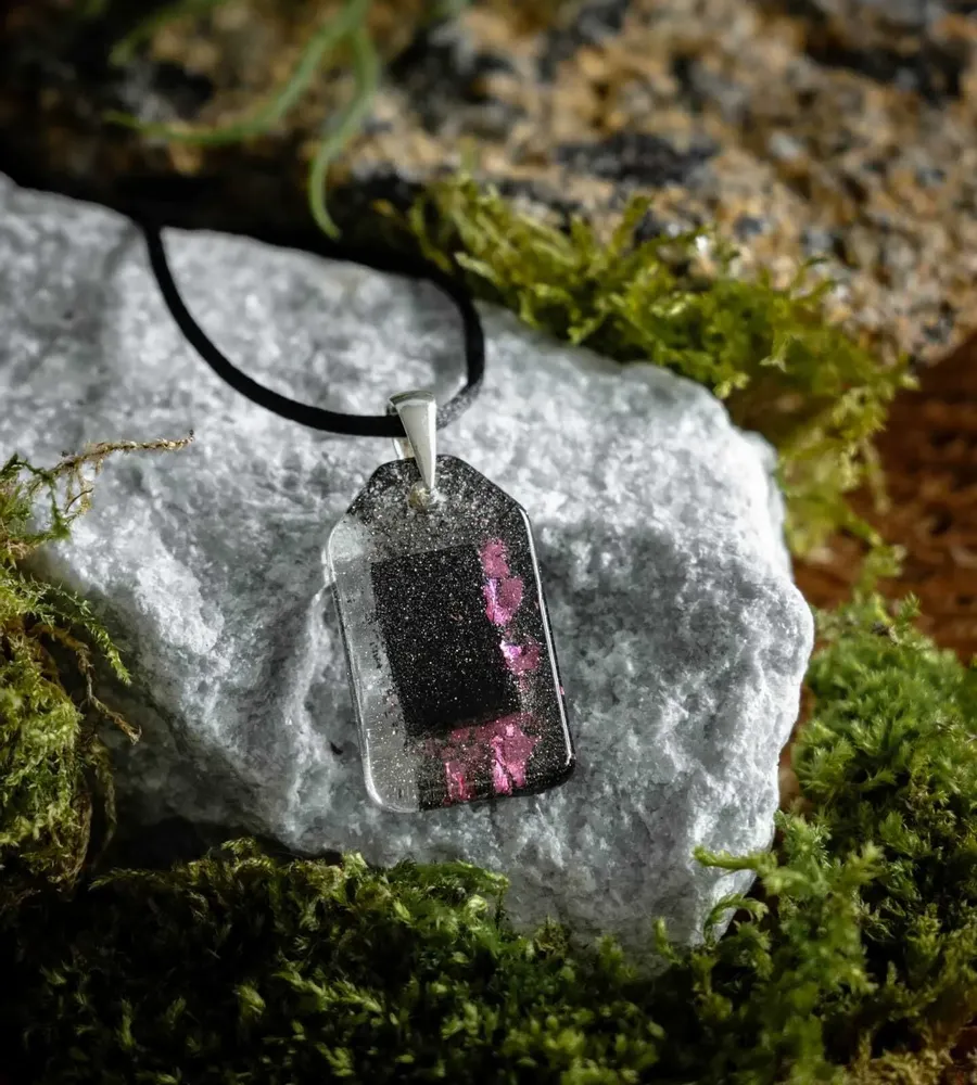 Bijoux - Pendentif en chêne noir et résine – rectangle – Ombres Éternelles - GLASS4CANDLES