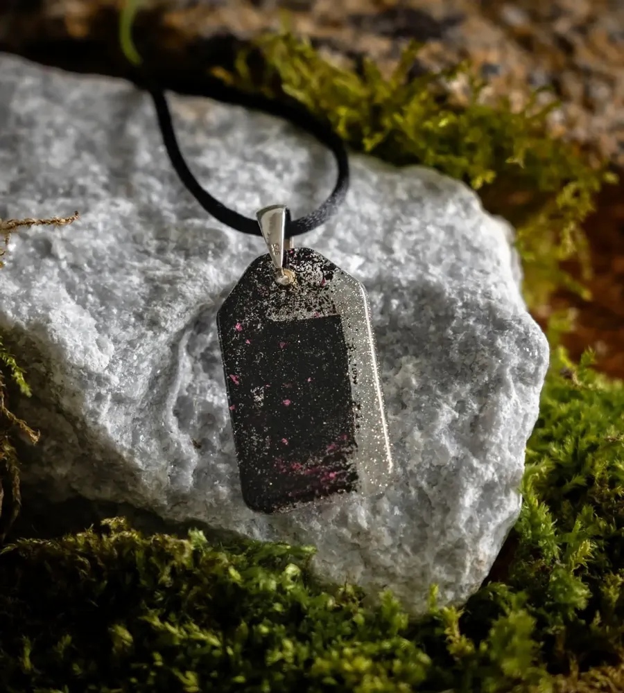 Bijoux - Pendentif en chêne noir et résine – rectangle – Ombres Éternelles - GLASS4CANDLES