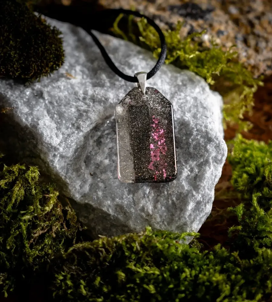 Bijoux - Pendentif en chêne noir et résine – rectangle – Ombres Éternelles - GLASS4CANDLES