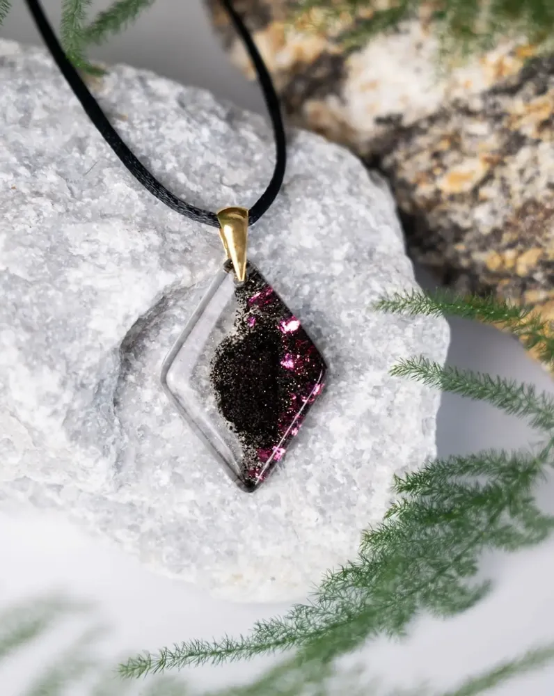 Jewelry - Bog Oak & Resin Pendant – Diamond, 37x26x6 mm – Timeless Shadows - GLASS4CANDLES