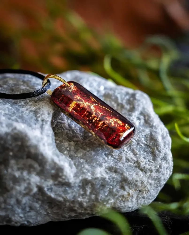 Bijoux - Pendentif en résine et feuille dorée, 38x18x6 mm – Échos Dorés - GLASS4CANDLES