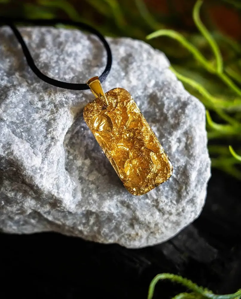 Bijoux - Pendentif en résine et feuille dorée, 38x18x6 mm – Échos Dorés - GLASS4CANDLES