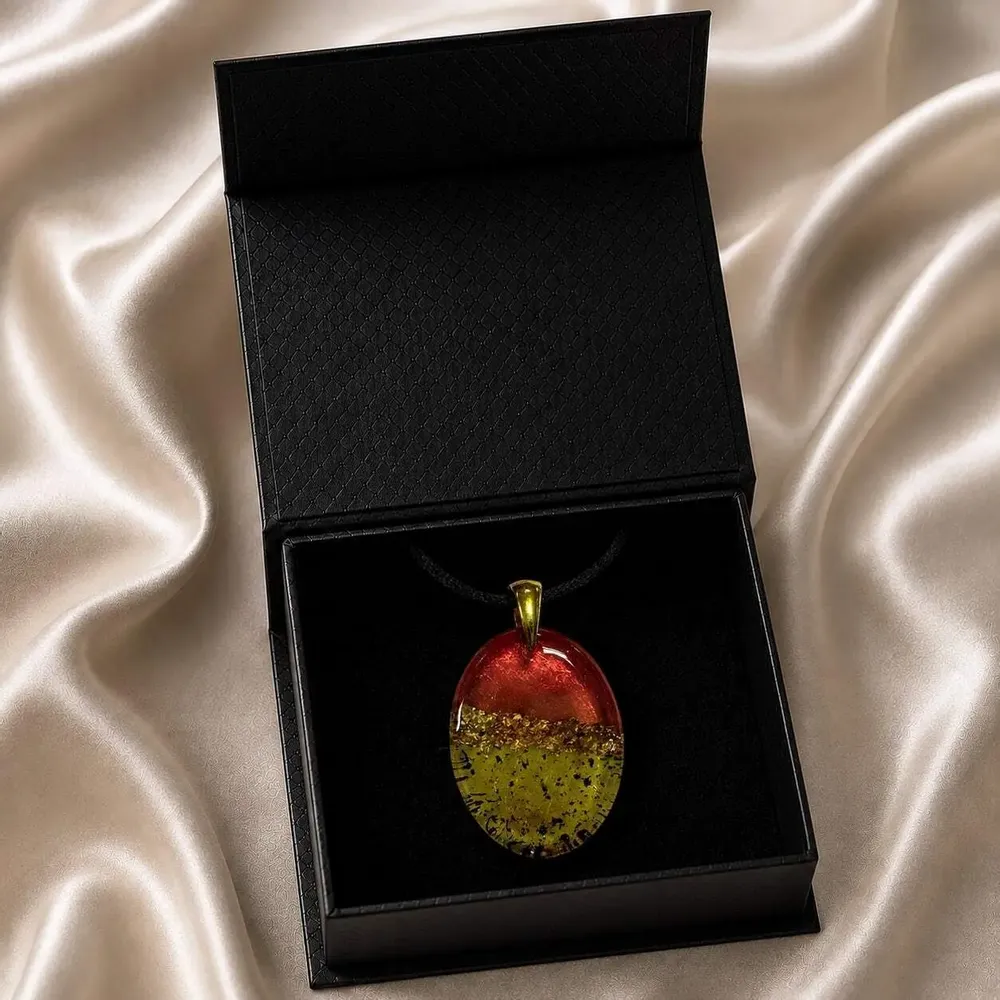 Bijoux - Pendentif en chêne noir et feuille dorée – Espace Matière – haut rouge - GLASS4CANDLES