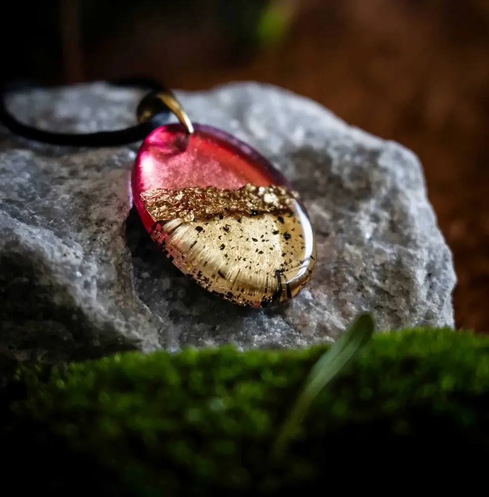 Bijoux - Pendentif en chêne noir et feuille dorée – Espace Matière – haut rouge - GLASS4CANDLES