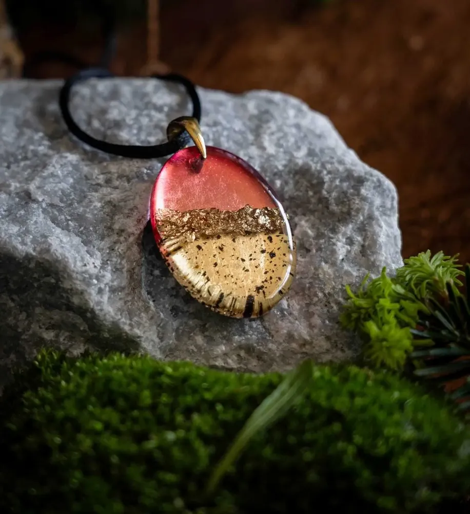 Bijoux - Pendentif en chêne noir et feuille dorée – Espace Matière – haut rouge - GLASS4CANDLES