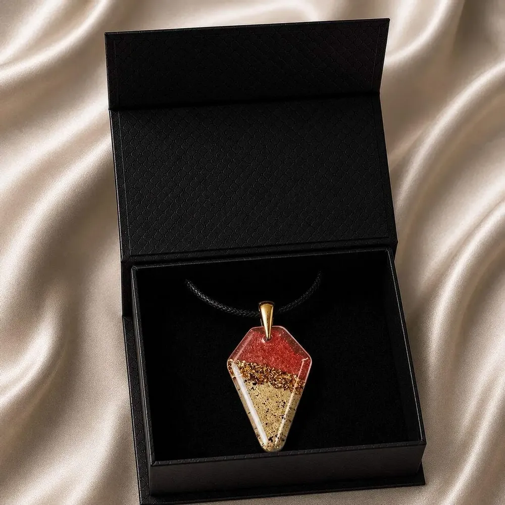 Bijoux - Pendentif en chêne noir et feuille dorée, 39x24x6 mm – Espace Matière - GLASS4CANDLES