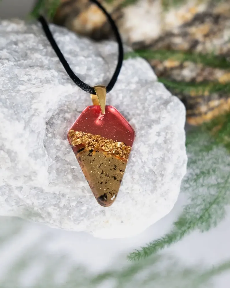 Bijoux - Pendentif en chêne noir et feuille dorée, 39x24x6 mm – Espace Matière - GLASS4CANDLES