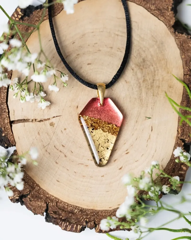 Bijoux - Pendentif en chêne noir et feuille dorée, 39x24x6 mm – Espace Matière - GLASS4CANDLES