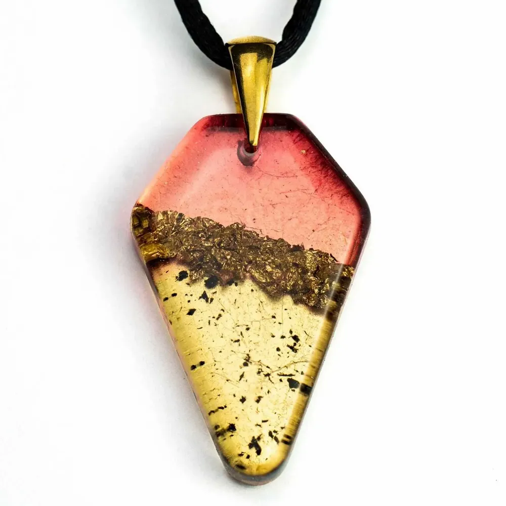 Bijoux - Pendentif en chêne noir et feuille dorée, 39x24x6 mm – Espace Matière - GLASS4CANDLES
