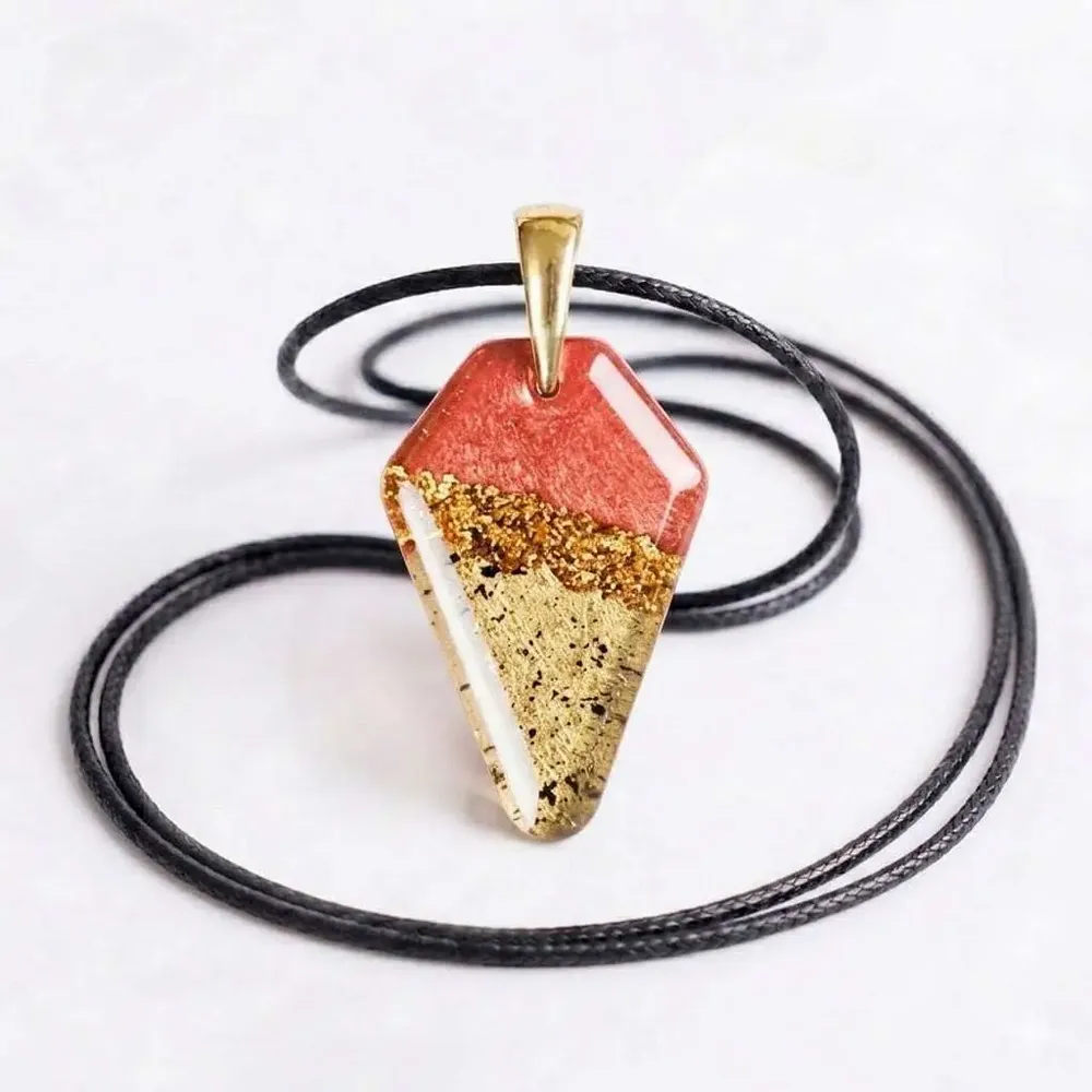 Bijoux - Pendentif en chêne noir et feuille dorée, 39x24x6 mm – Espace Matière - GLASS4CANDLES