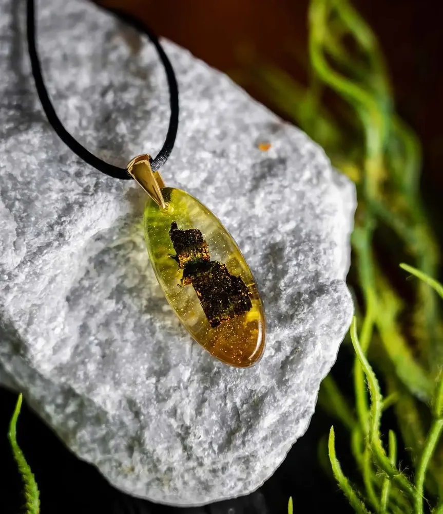 Bijoux - Pendentif en chêne noir et feuille dorée – goutte – Sérénité Obscure - GLASS4CANDLES