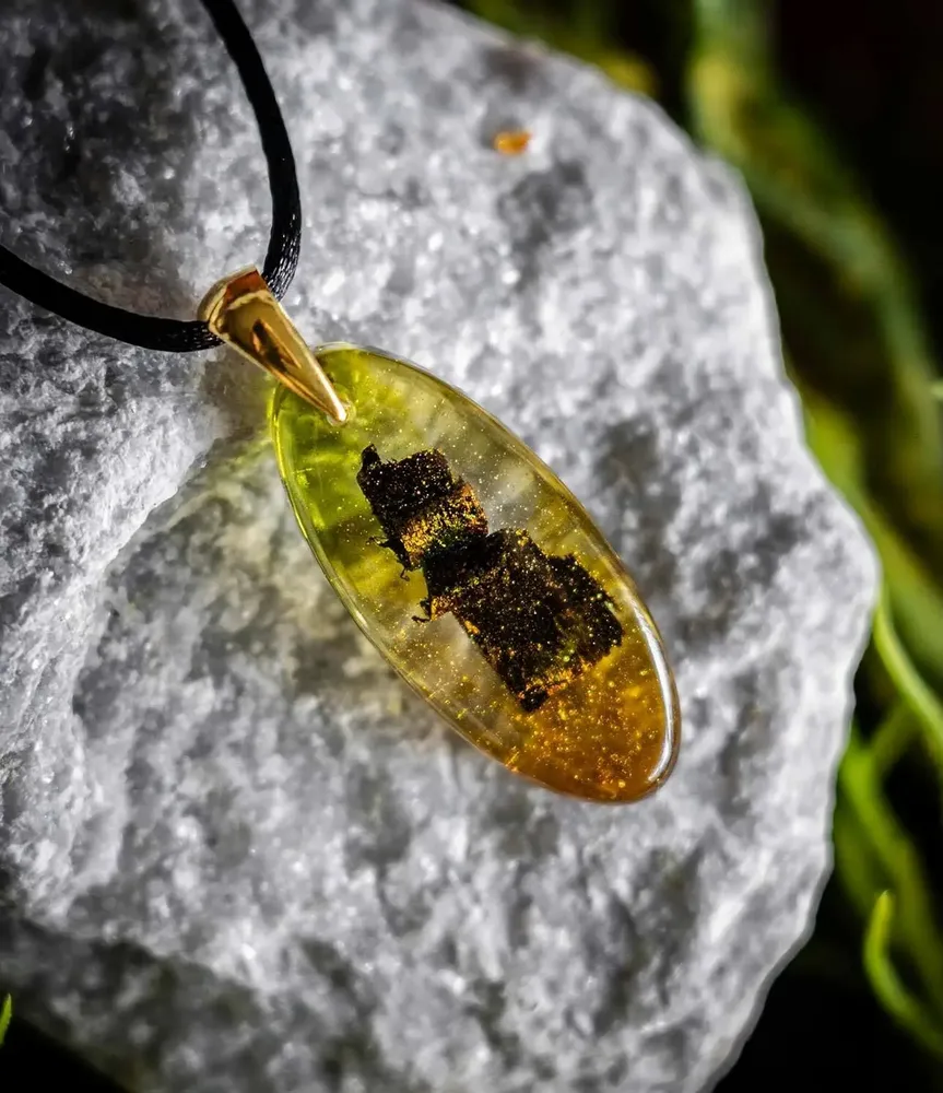 Bijoux - Pendentif en chêne noir et feuille dorée – goutte – Sérénité Obscure - GLASS4CANDLES