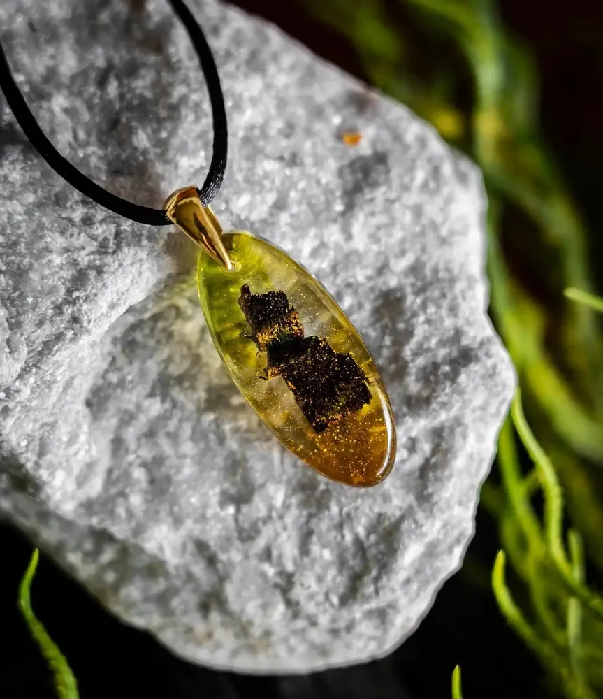 Bijoux - Pendentif en chêne noir et feuille dorée – goutte – Sérénité Obscure - GLASS4CANDLES