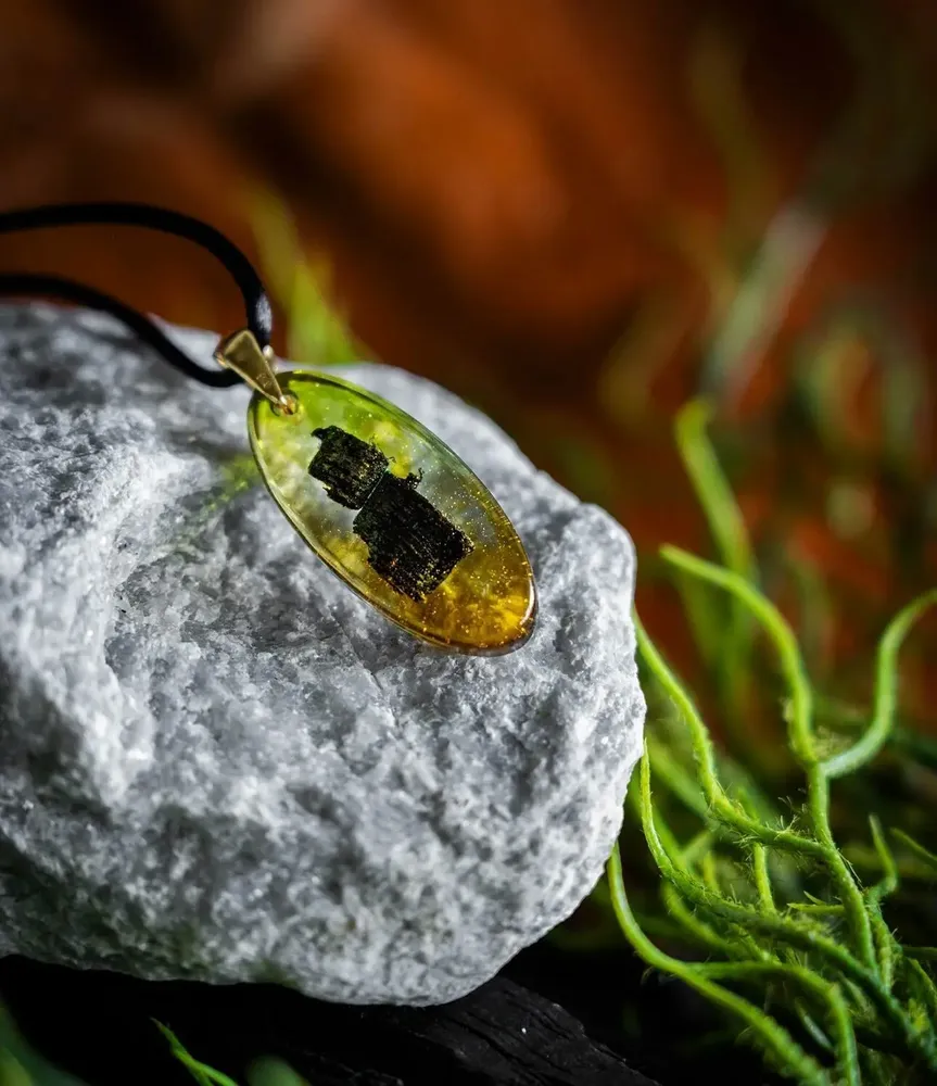 Bijoux - Pendentif en chêne noir et feuille dorée – goutte – Sérénité Obscure - GLASS4CANDLES