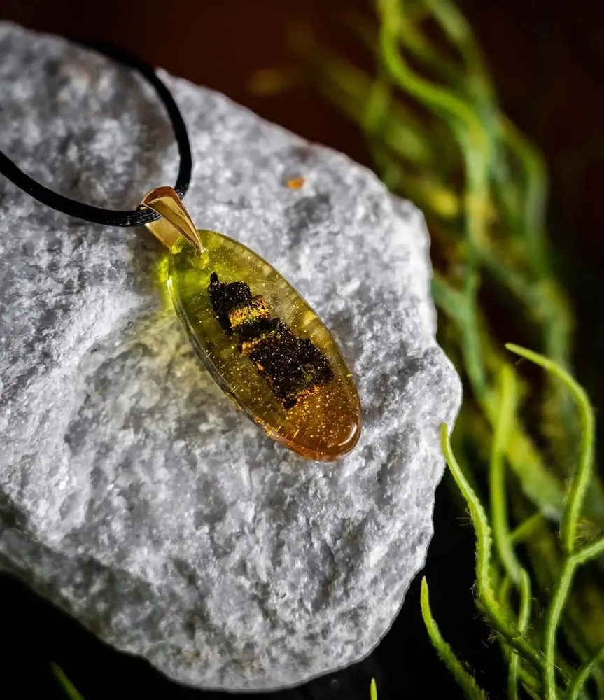 Bijoux - Pendentif en chêne noir et feuille dorée – goutte – Sérénité Obscure - GLASS4CANDLES