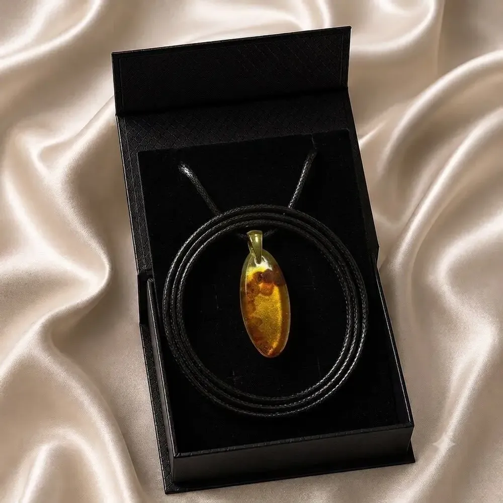 Bijoux - Pendentif en ambre baltique et feuille dorée – goutte – Braise Obscure - GLASS4CANDLES