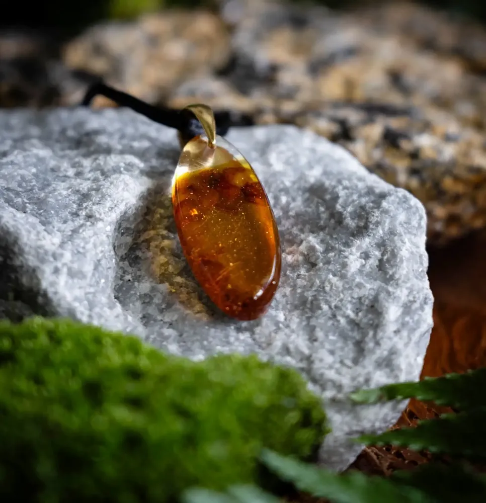Bijoux - Pendentif en ambre baltique et feuille dorée – goutte – Braise Obscure - GLASS4CANDLES