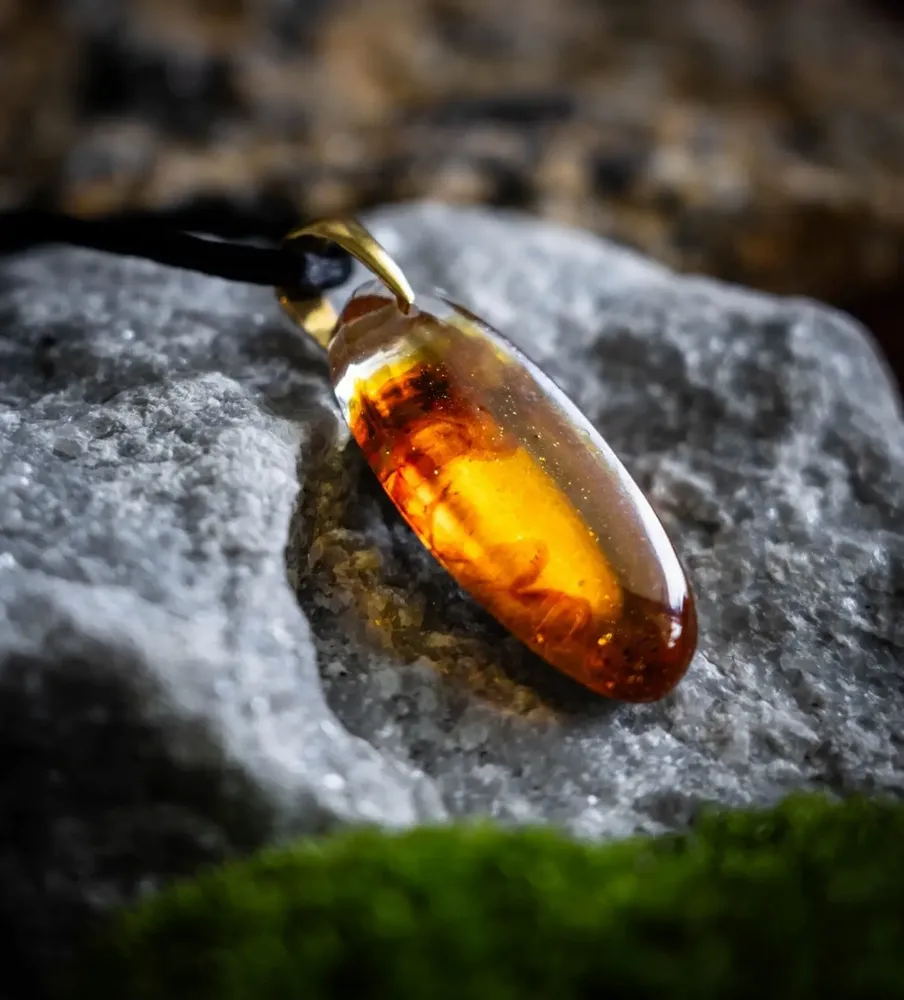 Bijoux - Pendentif en ambre baltique et feuille dorée – goutte – Braise Obscure - GLASS4CANDLES