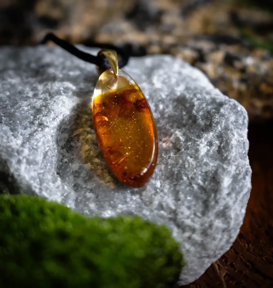 Bijoux - Pendentif en ambre baltique et feuille dorée – goutte – Braise Obscure - GLASS4CANDLES