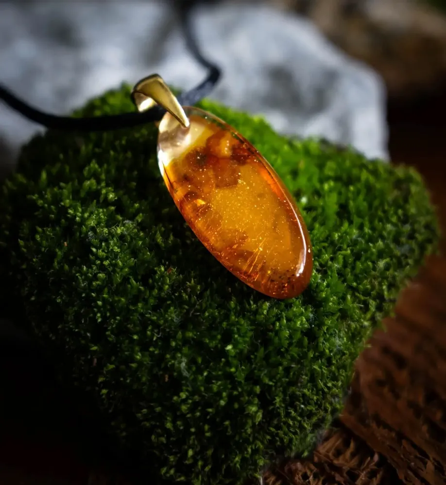Bijoux - Pendentif en ambre baltique et feuille dorée – goutte – Braise Obscure - GLASS4CANDLES