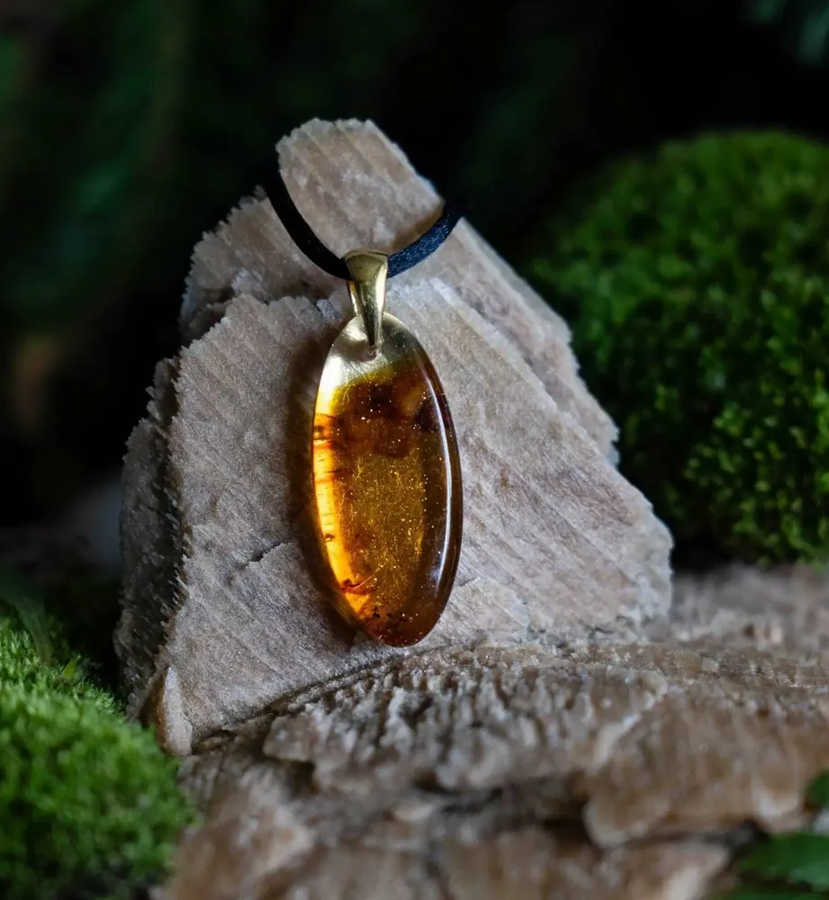 Bijoux - Pendentif en ambre baltique et feuille dorée – goutte – Braise Obscure - GLASS4CANDLES