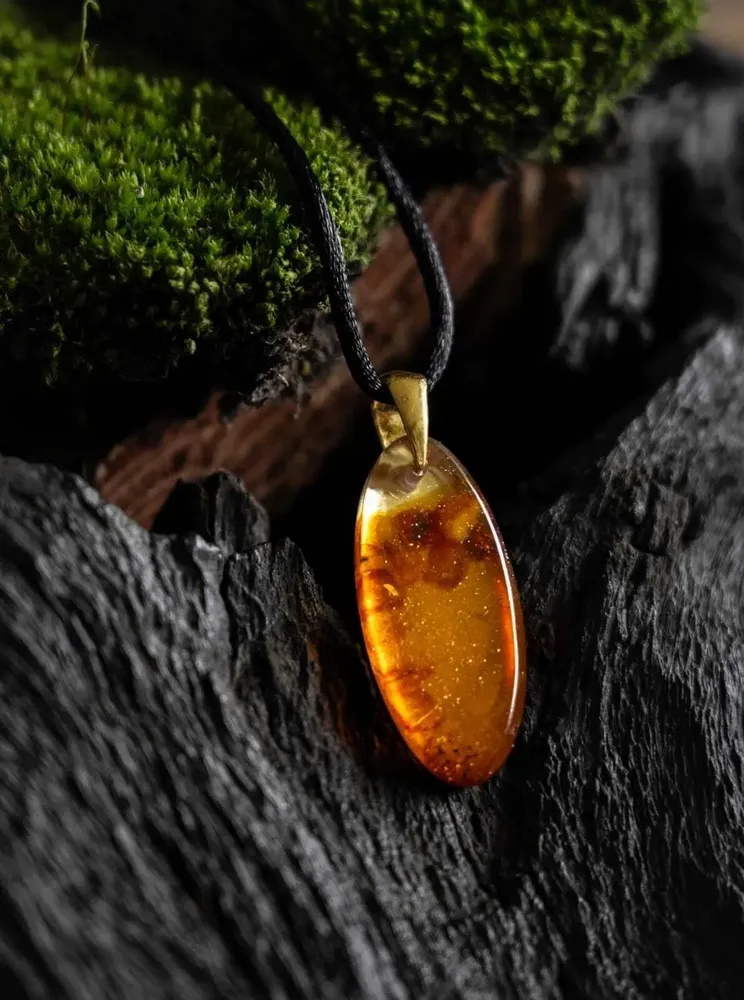 Bijoux - Pendentif en ambre baltique et feuille dorée – goutte – Braise Obscure - GLASS4CANDLES