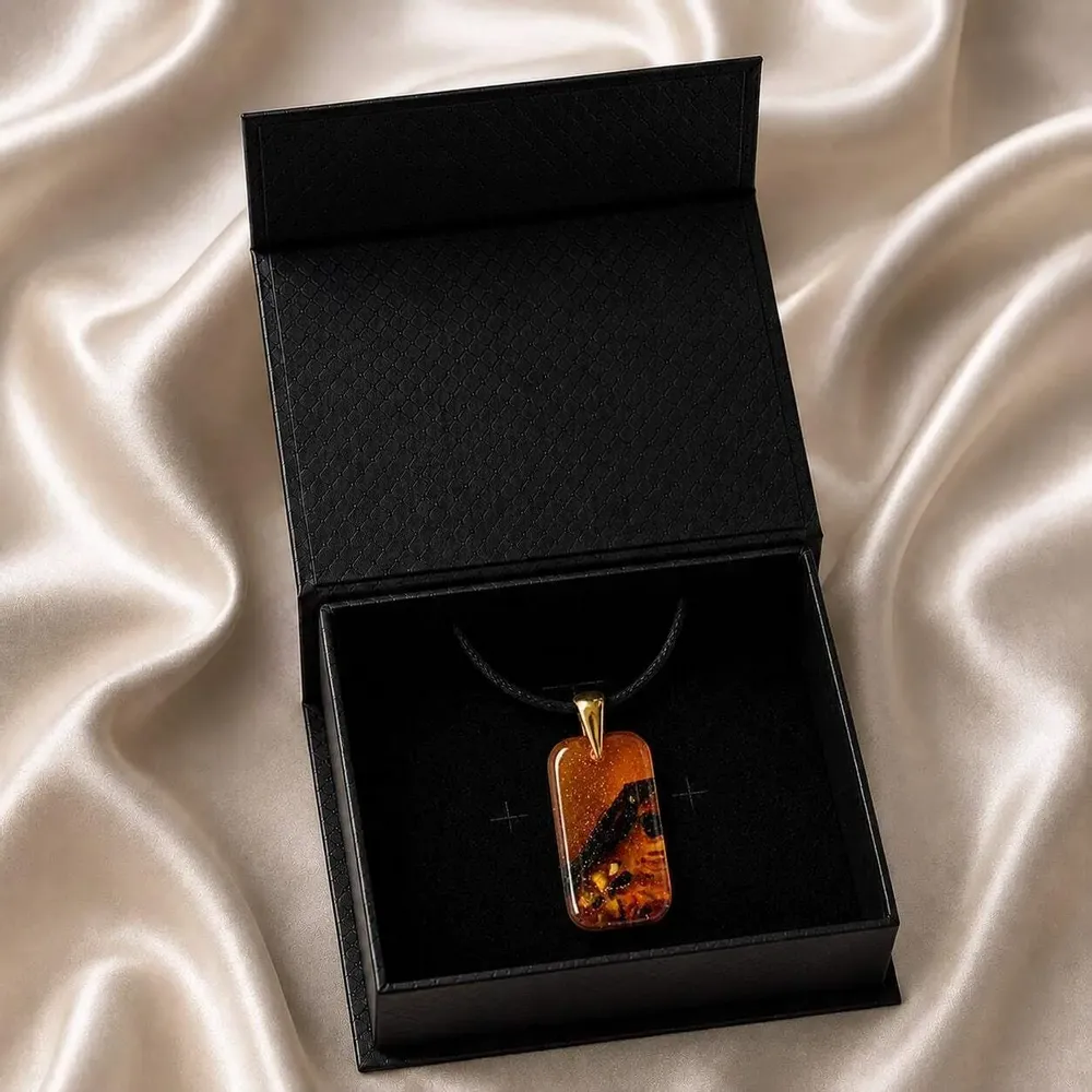 Bijoux - Pendentif en chêne noir et ambre – rectangle – Origine Terrestre - GLASS4CANDLES
