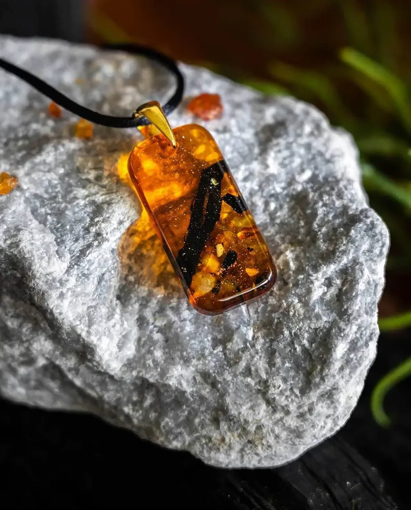 Bijoux - Pendentif en chêne noir et ambre – rectangle – Origine Terrestre - GLASS4CANDLES