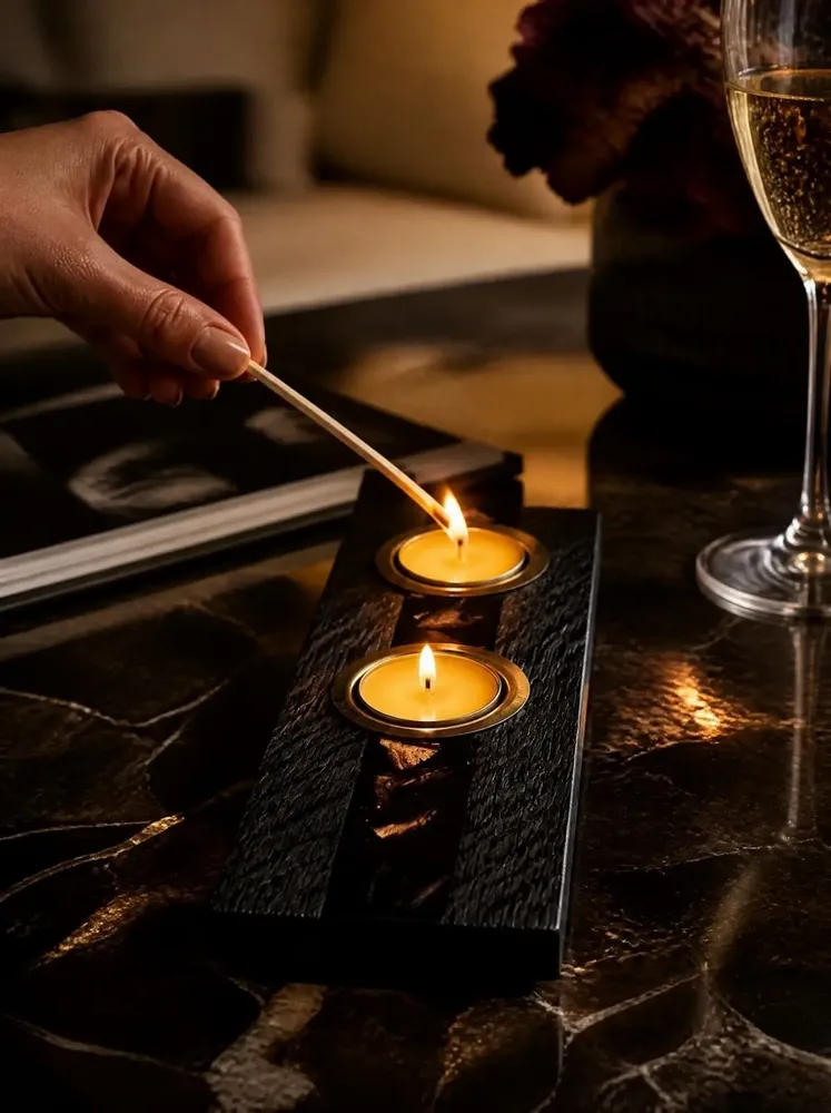 Bougeoirs et photophores  - Bougeoir en chêne noir et métal doré – pour 2 bougies chauffe-plat - GLASS4CANDLES
