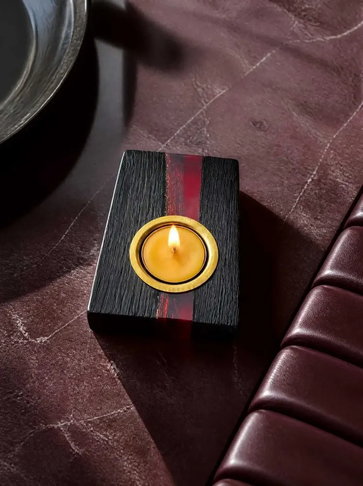 Bougeoirs et photophores  - Bougeoir en chêne noir et métal doré, 30x120x80 mm – bande rouge - GLASS4CANDLES