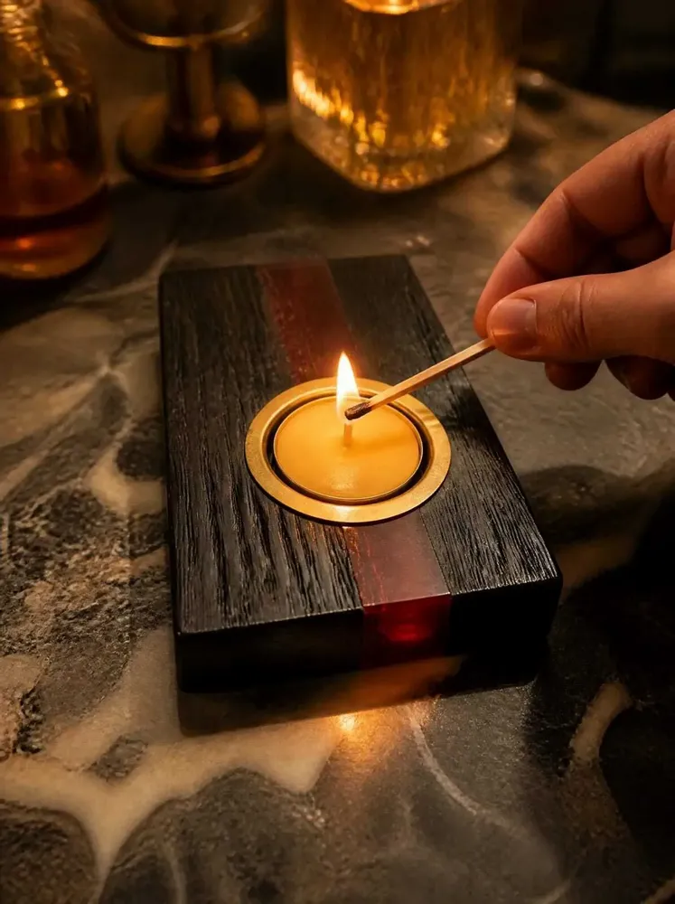 Bougeoirs et photophores  - Bougeoir en chêne noir et métal doré, 30x120x80 mm – bande rouge - GLASS4CANDLES