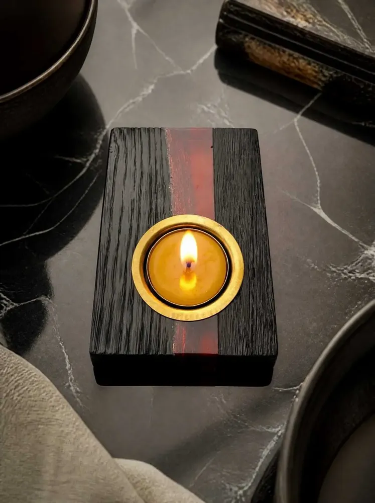 Bougeoirs et photophores  - Bougeoir en chêne noir et métal doré, 30x120x80 mm – bande rouge - GLASS4CANDLES