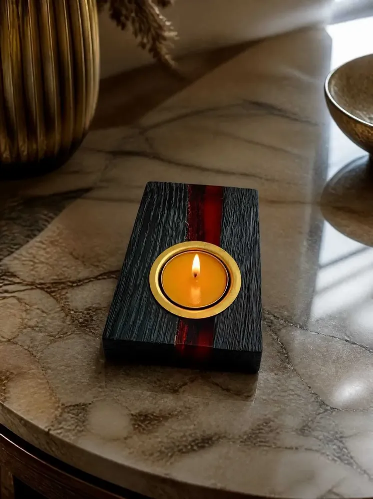 Bougeoirs et photophores  - Bougeoir en chêne noir et métal doré, 30x120x80 mm – bande rouge - GLASS4CANDLES