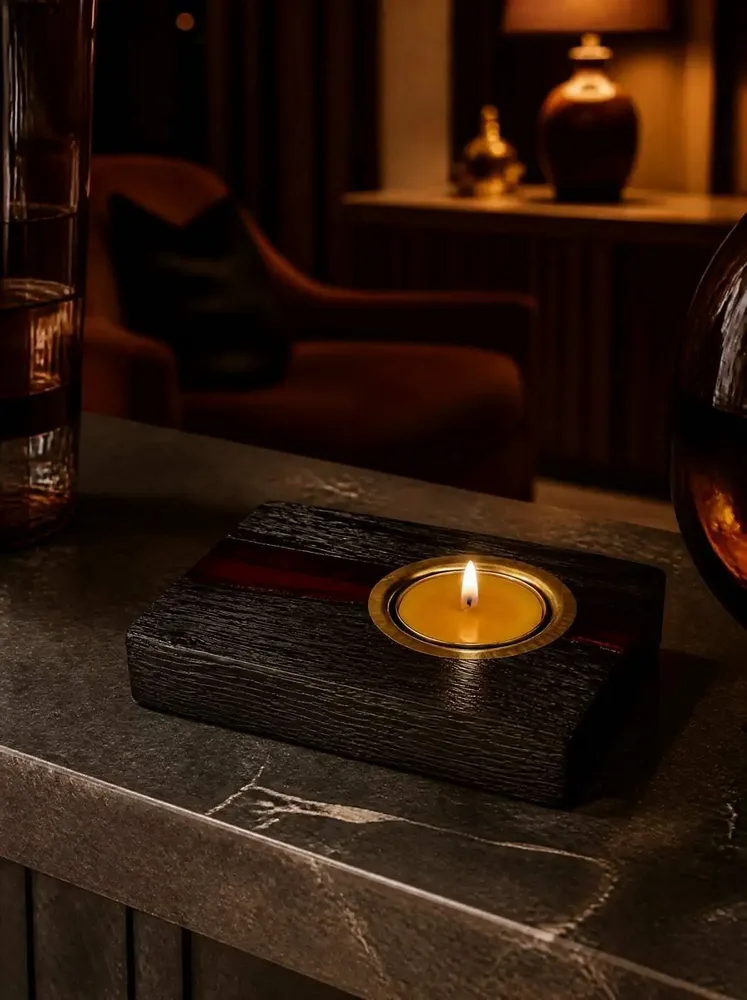 Bougeoirs et photophores  - Bougeoir en chêne noir et métal doré, 30x120x80 mm – large bande rouge - GLASS4CANDLES
