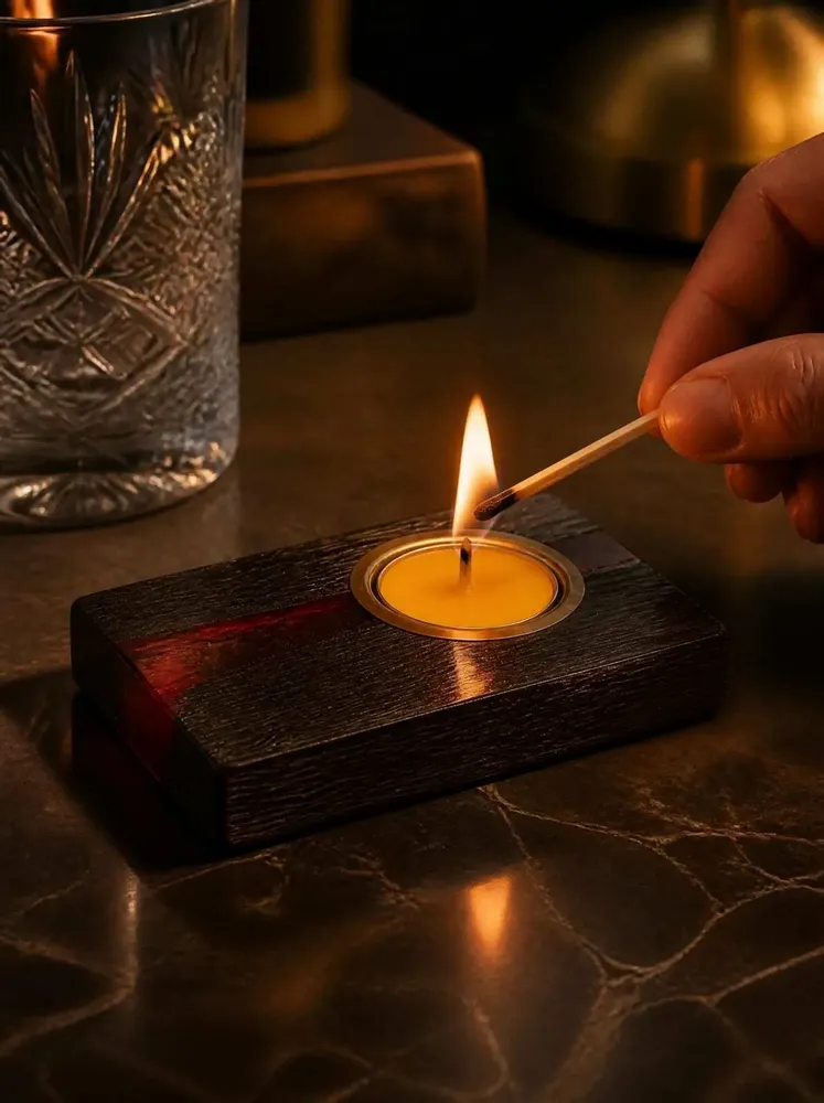 Bougeoirs et photophores  - Bougeoir en chêne noir et métal doré, 30x120x80 mm – large bande rouge - GLASS4CANDLES