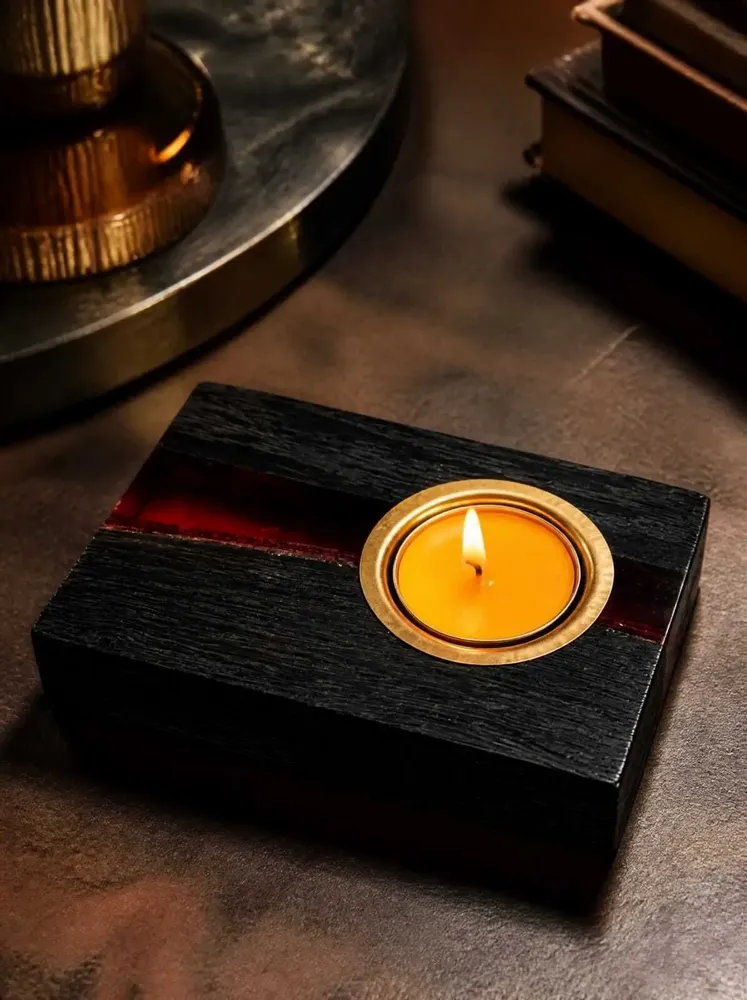 Bougeoirs et photophores  - Bougeoir en chêne noir et métal doré, 30x120x80 mm – large bande rouge - GLASS4CANDLES