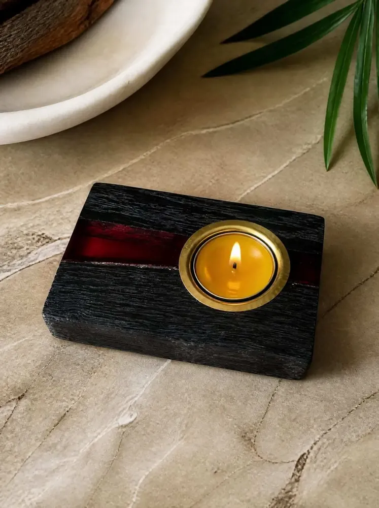 Bougeoirs et photophores  - Bougeoir en chêne noir et métal doré, 30x120x80 mm – large bande rouge - GLASS4CANDLES