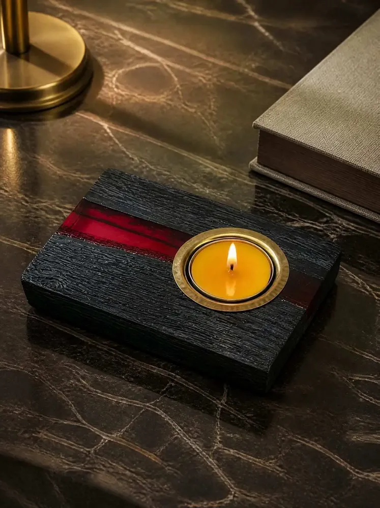 Bougeoirs et photophores  - Bougeoir en chêne noir et métal doré, 30x120x80 mm – large bande rouge - GLASS4CANDLES