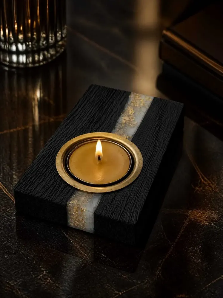 Bougeoirs et photophores  - Bougeoir en chêne noir et métal doré – trapèze, bande argentée - GLASS4CANDLES