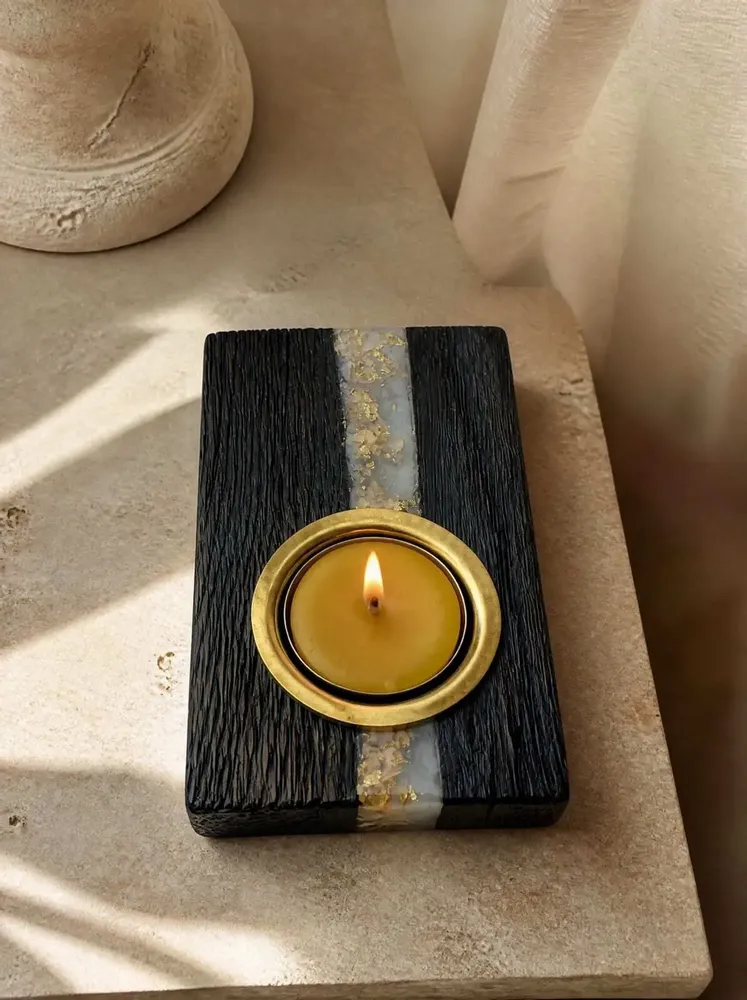 Bougeoirs et photophores  - Bougeoir en chêne noir et métal doré – trapèze, bande argentée - GLASS4CANDLES