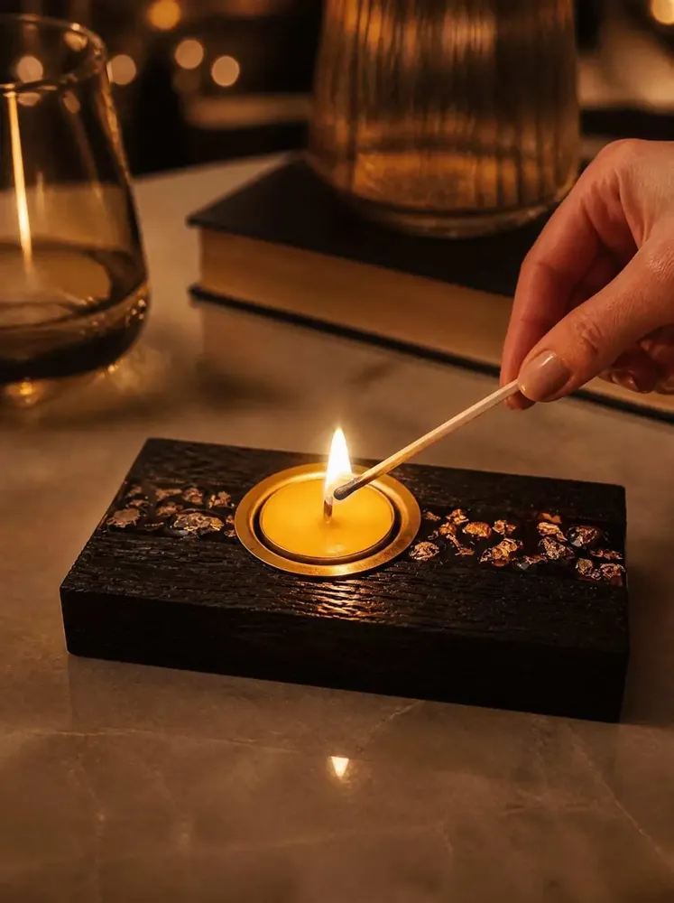 Bougeoirs et photophores  - Bougeoir en chêne noir et métal doré, 30x100x80 mm – bande horizontale - GLASS4CANDLES