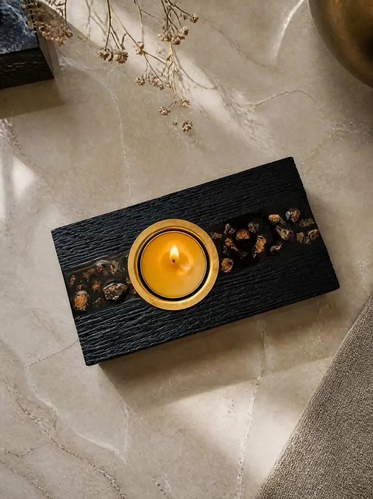 Bougeoirs et photophores  - Bougeoir en chêne noir et métal doré, 30x100x80 mm – bande horizontale - GLASS4CANDLES