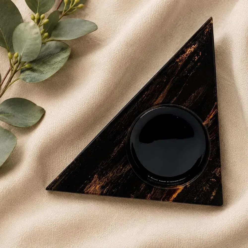 Bougeoirs et photophores  - Bougeoir en chêne noir et métal doré – triangle, 50x100x100 mm - GLASS4CANDLES