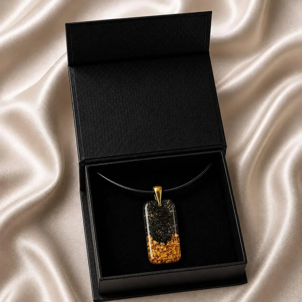 Bijoux - Pendentif en chêne noir et feuille dorée, 38x18x6 mm – Âme Ancienne - GLASS4CANDLES