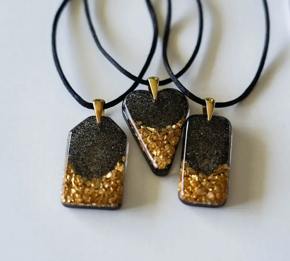 Bijoux - Pendentif en chêne noir et feuille dorée, 38x18x6 mm – Âme Ancienne - GLASS4CANDLES