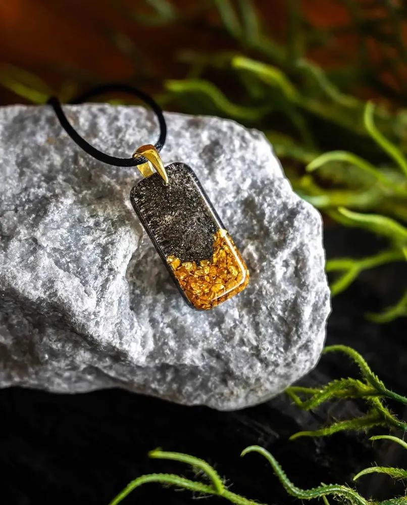 Bijoux - Pendentif en chêne noir et feuille dorée, 38x18x6 mm – Âme Ancienne - GLASS4CANDLES