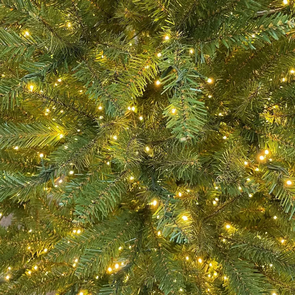 Office design and planning - AUSTIN - A magical green artificial Christmas tree covered in lights - VAN DER GUCHT, SINCE 1870