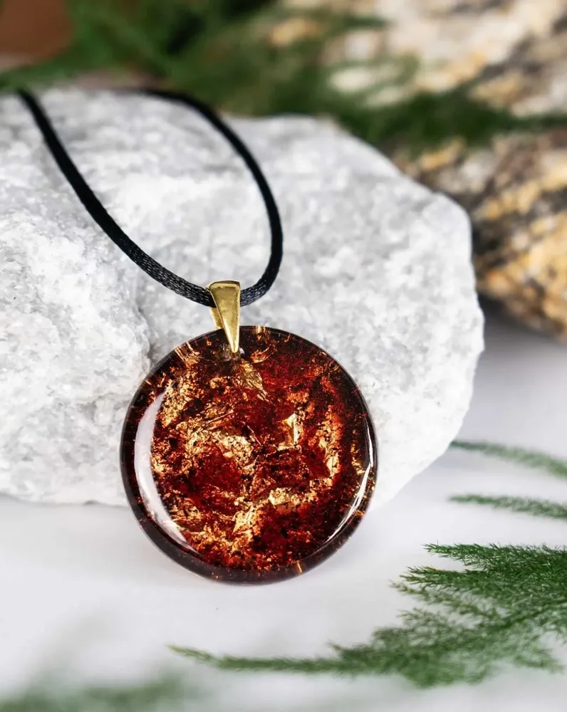 Jewelry - Resin & Gold-Tone Leaf Pendant – Round, 39x38x6 mm – Golden Echoes - GLASS4CANDLES
