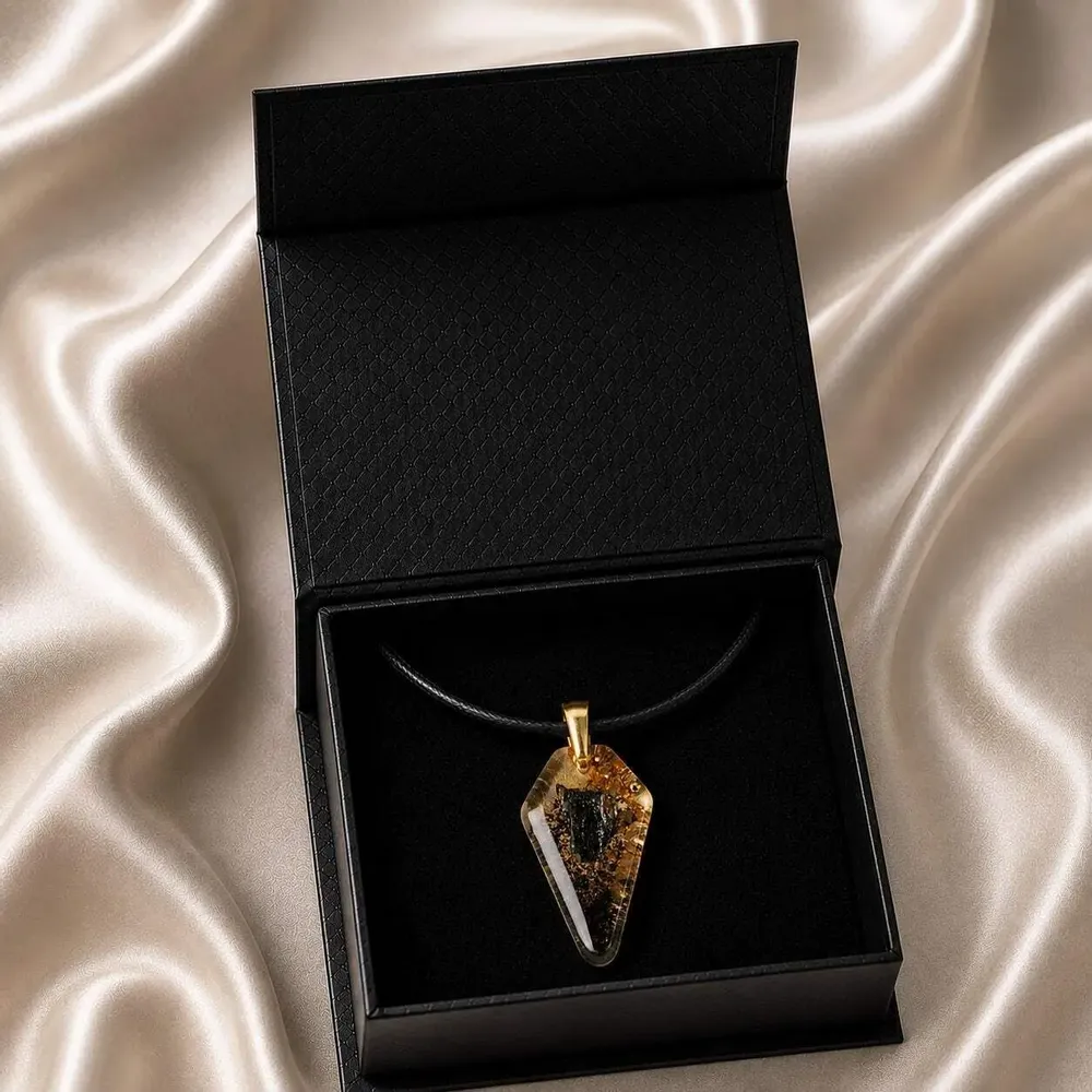 Bijoux - Pendentif en chêne noir ancien et résine – bouclier – Échos Anciens - GLASS4CANDLES